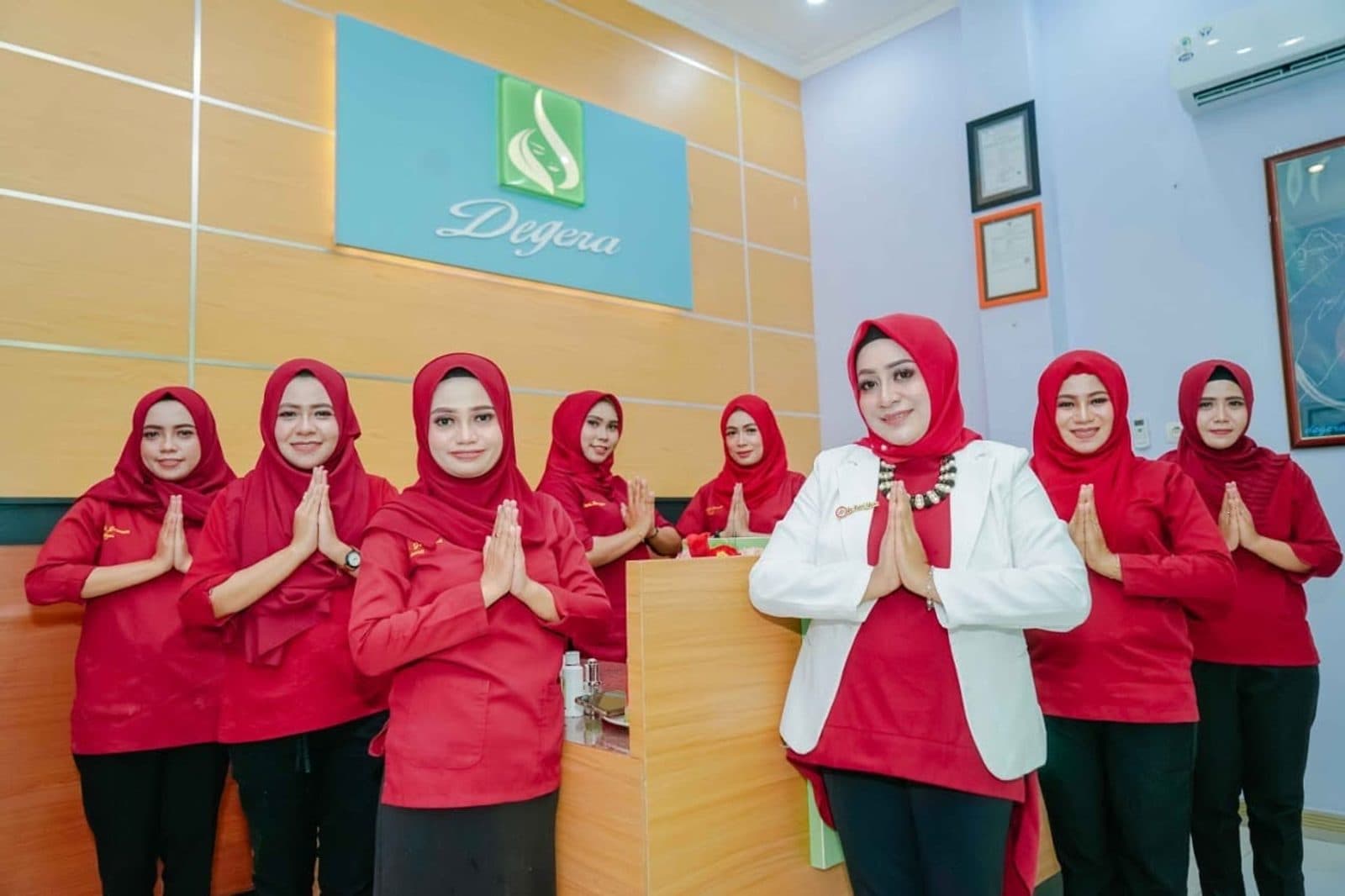 Tim Klinik Degerasia menyambut hangat di resepsionis klinik